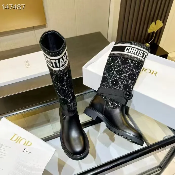 👟👟Ex-factory price 560👟👟 Dior color-blocking new boots for autumn and winter, the latest electric embroidery color-blocking letter logo for autumn and winter, round-toe high-top knight boots for women, Material: first-layer cowhide stitched with electric embroidery fabric, sheepskin lining for feet, original molded TPU outsole Size: 35-40 yards
